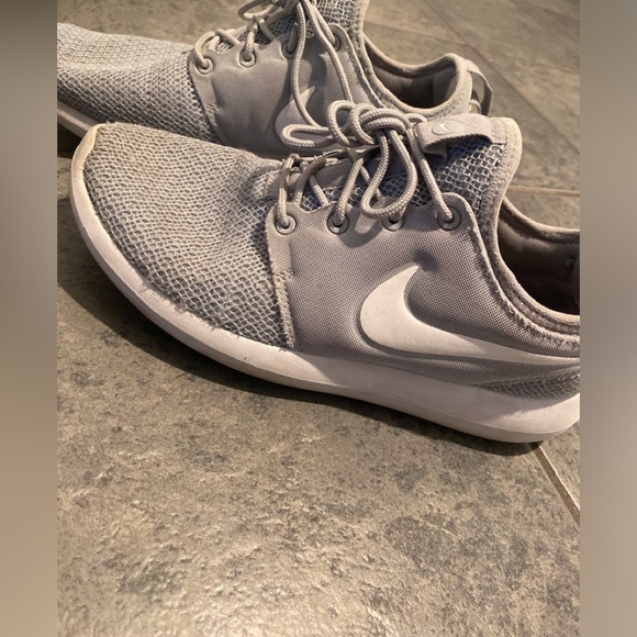 NIKE shoes - Picture 2 of 3